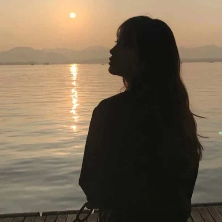 清冷氛围感女孩看海的微信头像 女生看海侧脸背影唯美闺蜜头像_10