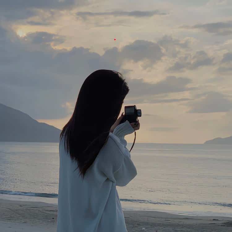 清冷氛围感女孩看海的微信头像 女生看海侧脸背影唯美闺蜜头像_12