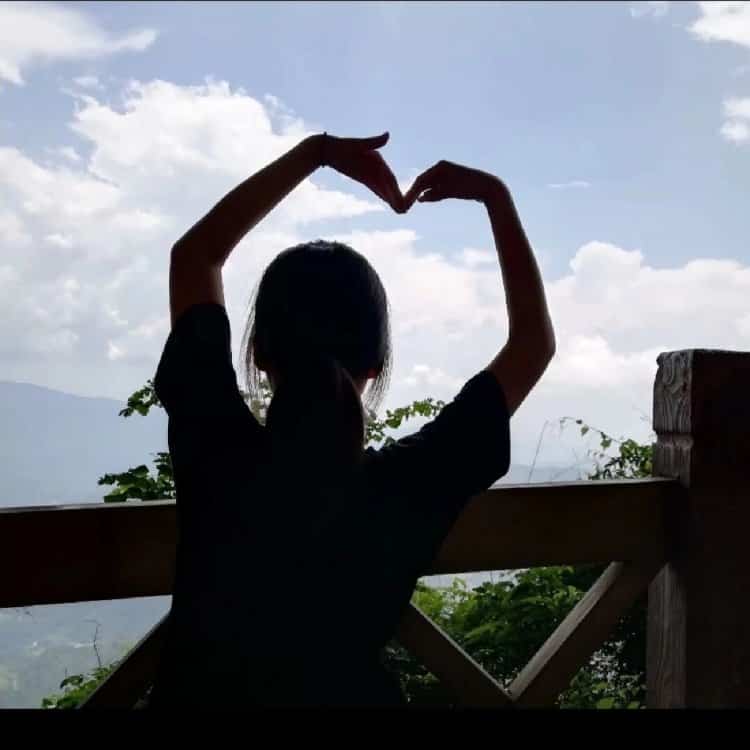 清冷氛围感女孩看海的微信头像 女生看海侧脸背影唯美闺蜜头像_13