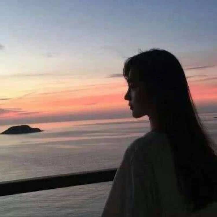 清冷氛围感女孩看海的微信头像 女生看海侧脸背影唯美闺蜜头像_14