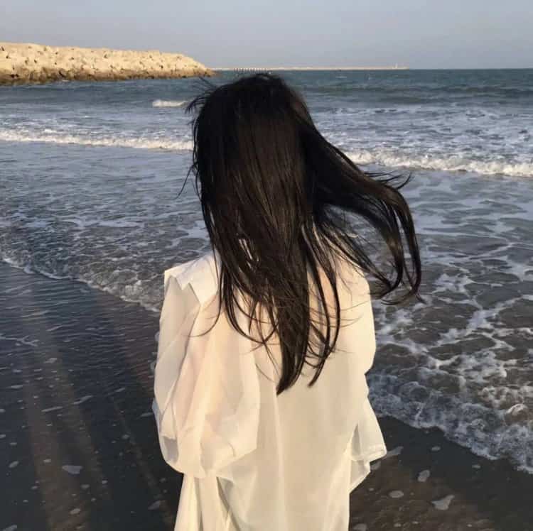 清冷氛围感女孩看海的微信头像 女生看海侧脸背影唯美闺蜜头像_15