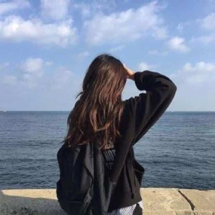 清冷氛围感女孩看海的微信头像 女生看海侧脸背影唯美闺蜜头像_17