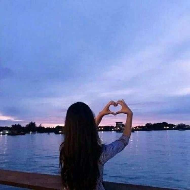 清冷氛围感女孩看海的微信头像 女生看海侧脸背影唯美闺蜜头像_18