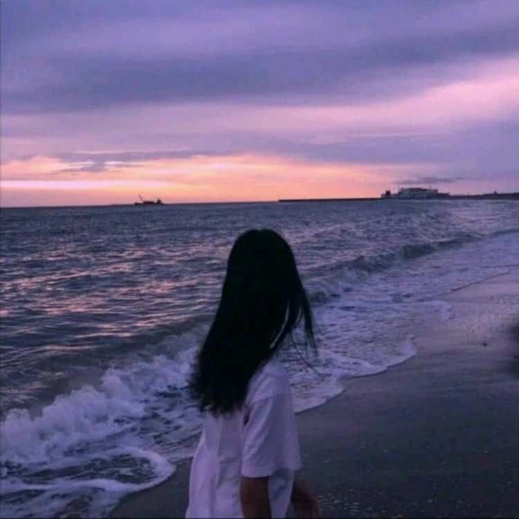 清冷氛围感女孩看海的微信头像 女生看海侧脸背影唯美闺蜜头像_19