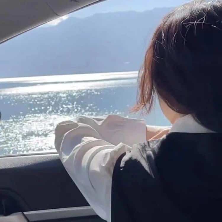 清冷氛围感女孩看海的微信头像 女生看海侧脸背影唯美闺蜜头像_20