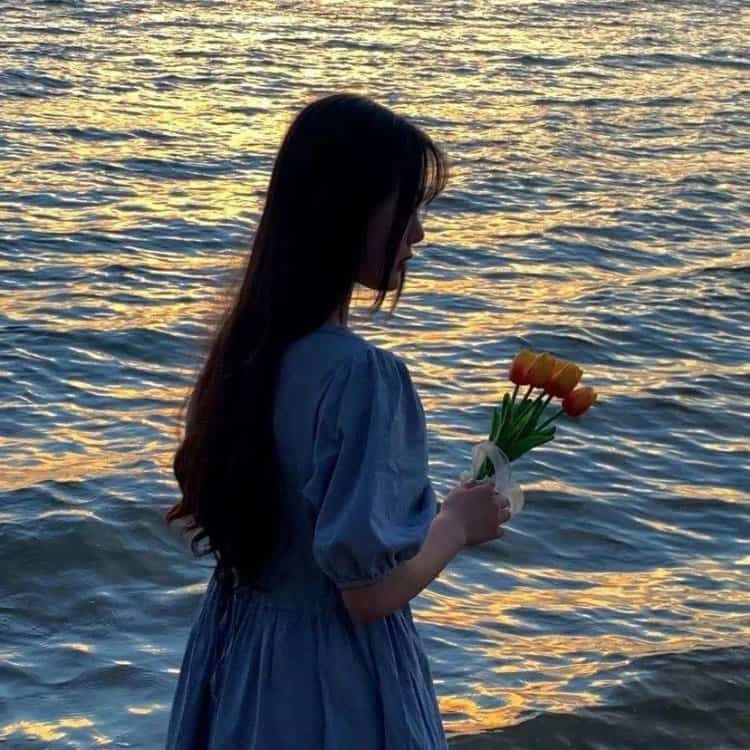 清冷氛围感女孩看海的微信头像 女生看海侧脸背影唯美闺蜜头像_22