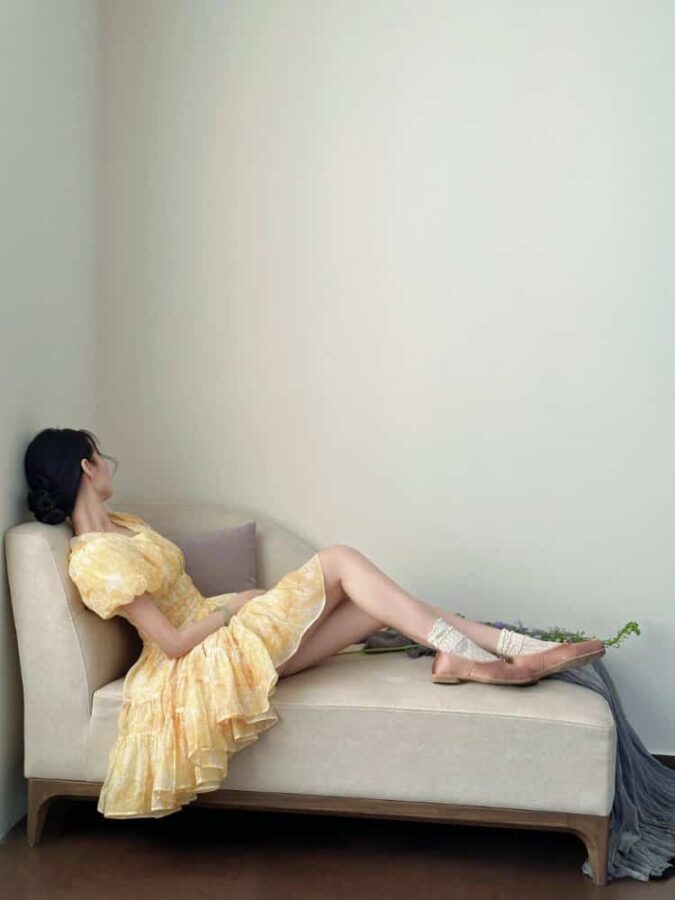 高级优雅芭蕾裙气质真人照片女生头像 简单背景侧颜不露脸女头_1
