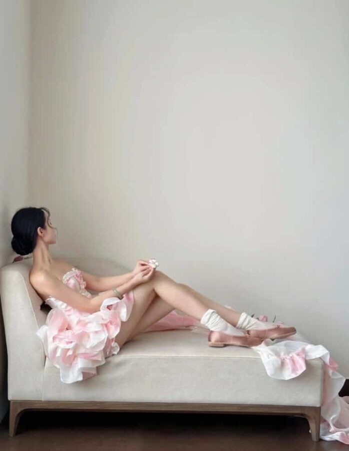 高级优雅芭蕾裙气质真人照片女生头像 简单背景侧颜不露脸女头_3