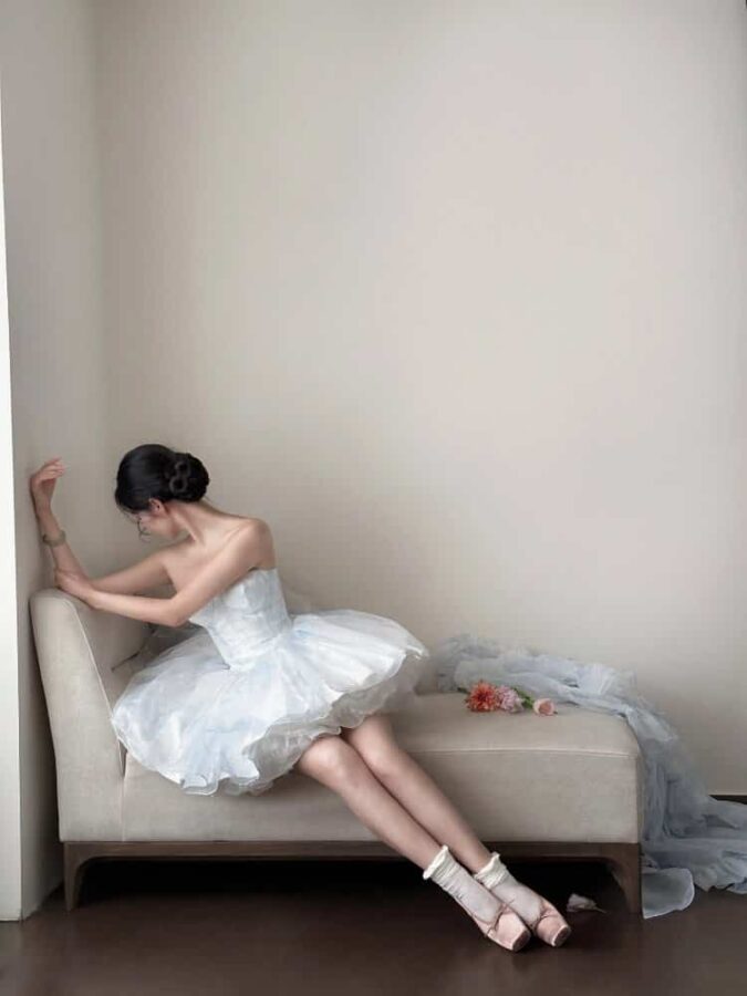 高级优雅芭蕾裙气质真人照片女生头像 简单背景侧颜不露脸女头_5