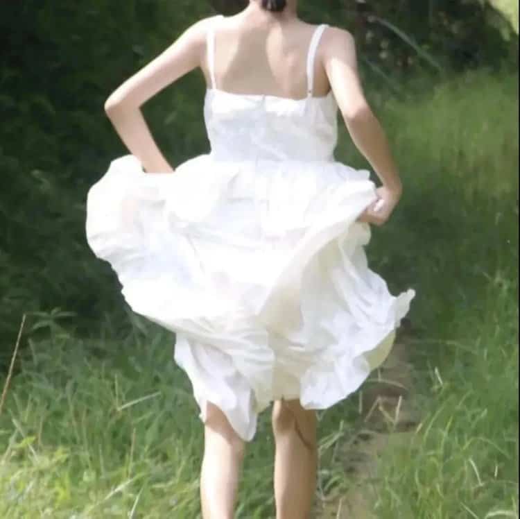 在逃公主系列女生长裙微信头像 穿裙子的女生背影头像_3
