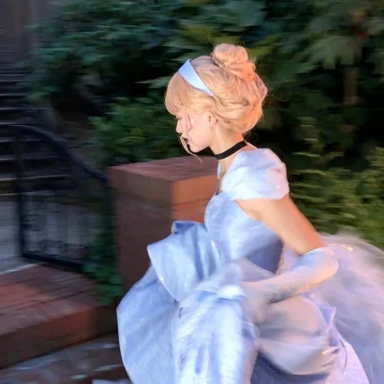 在逃公主系列女生长裙微信头像 穿裙子的女生背影头像_4