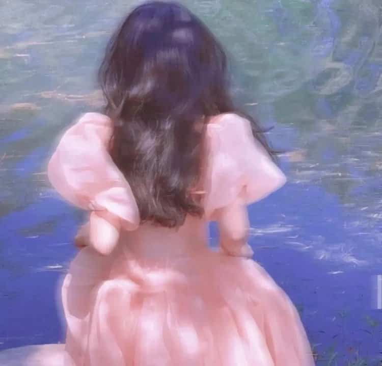 在逃公主系列女生长裙微信头像 穿裙子的女生背影头像_5