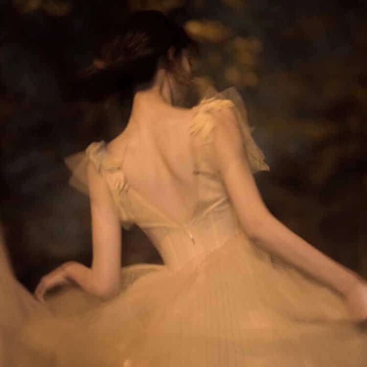 在逃公主系列女生长裙微信头像 穿裙子的女生背影头像_6