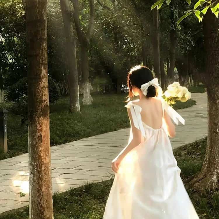 在逃公主系列女生长裙微信头像 穿裙子的女生背影头像_10