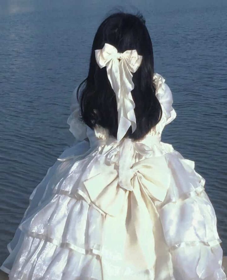 在逃公主系列女生长裙微信头像 穿裙子的女生背影头像_11