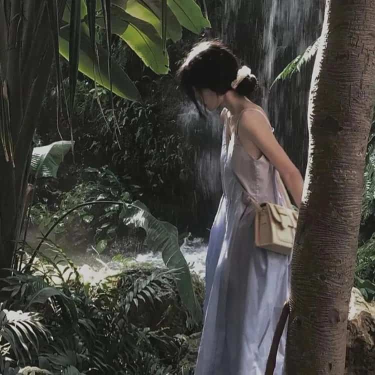 在逃公主系列女生长裙微信头像 穿裙子的女生背影头像_12