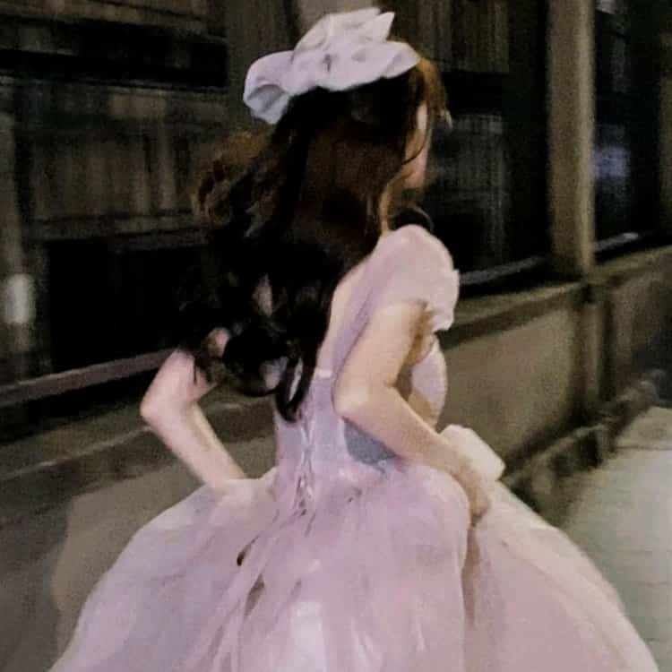 在逃公主系列女生长裙微信头像 穿裙子的女生背影头像_15