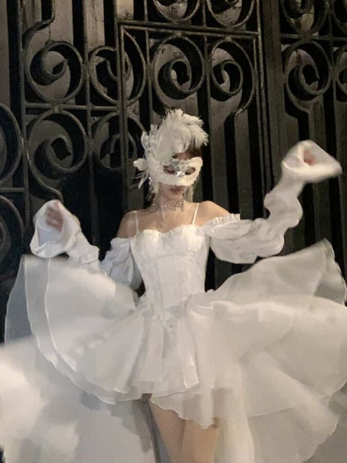 在逃公主系列女生长裙微信头像 穿裙子的女生背影头像_22
