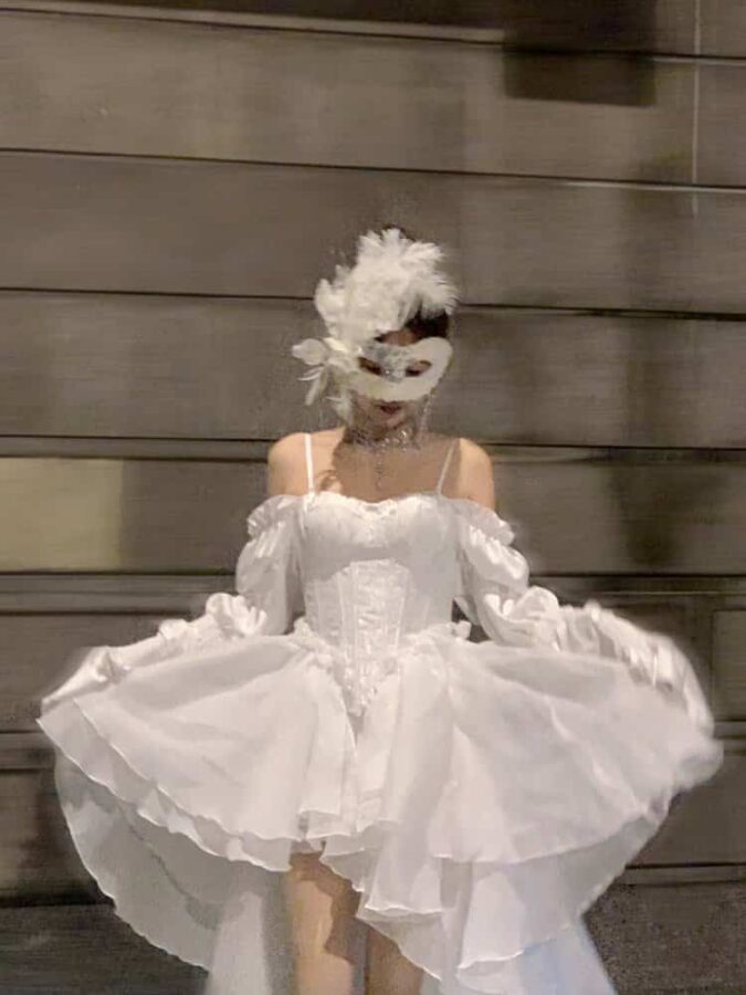 在逃公主系列女生长裙微信头像 穿裙子的女生背影头像_23