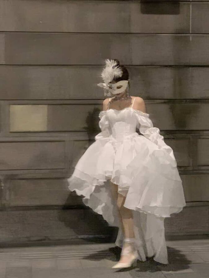 在逃公主系列女生长裙微信头像 穿裙子的女生背影头像_24