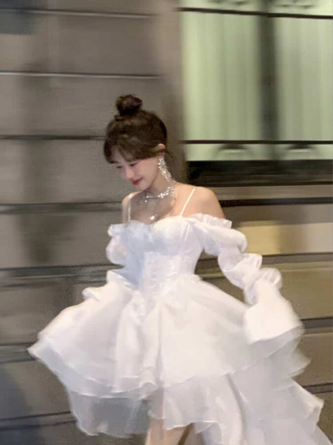 在逃公主系列女生长裙微信头像 穿裙子的女生背影头像_25