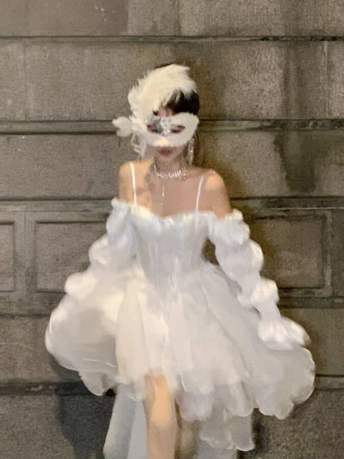 在逃公主系列女生长裙微信头像 穿裙子的女生背影头像_27