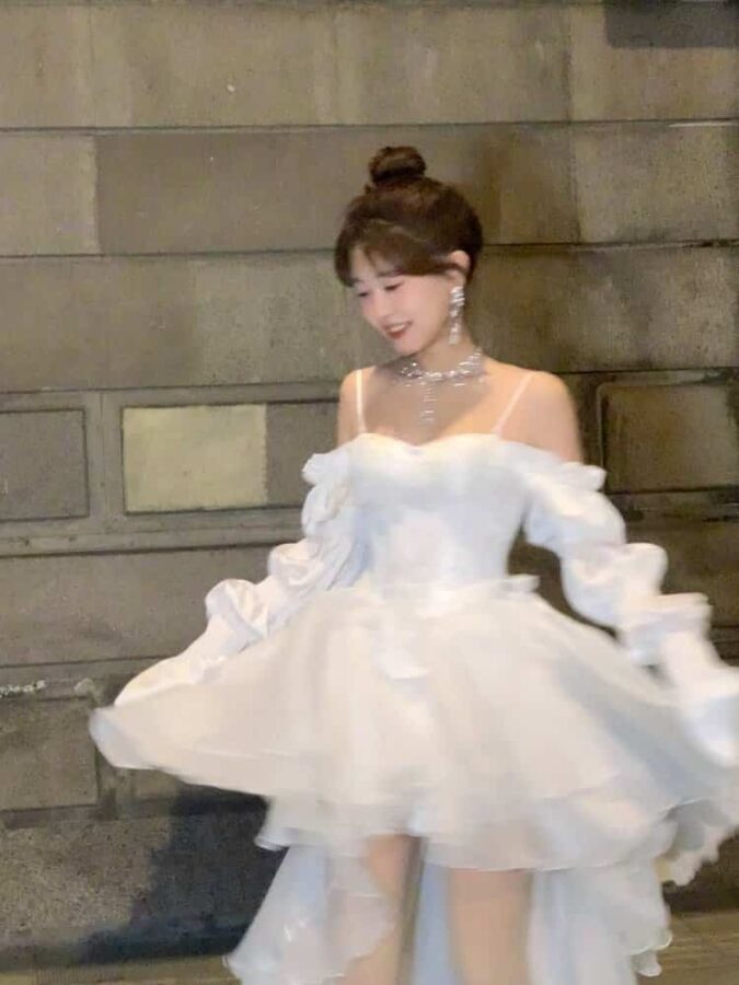 在逃公主系列女生长裙微信头像 穿裙子的女生背影头像_29