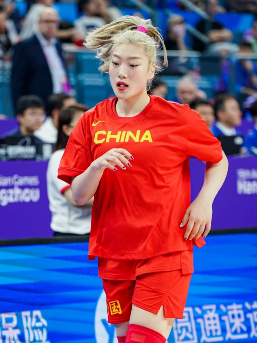 女篮李梦好猛图片，编发 化妆 美甲一个不落球还打的贼好！_1