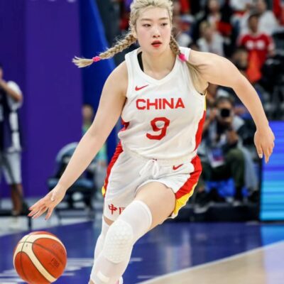女篮李梦好猛图片，编发 化妆 美甲一个不落球还打的贼好！
