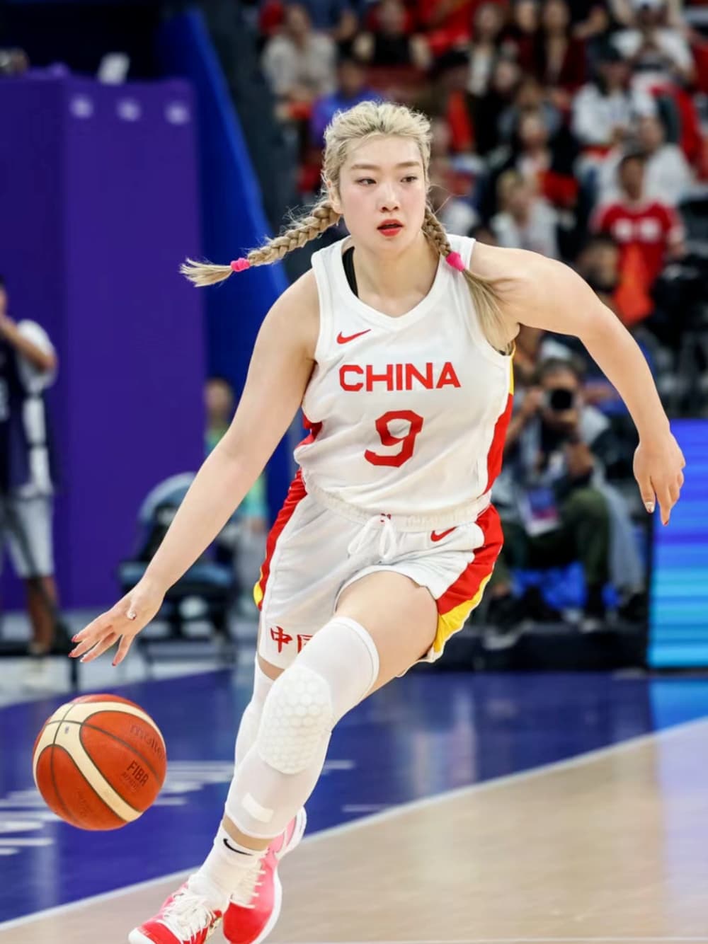 女篮李梦好猛图片，编发 化妆 美甲一个不落球还打的贼好！_2