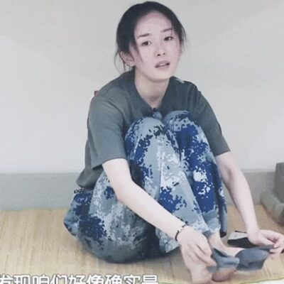 杨幂脱臭袜子gif动态图 杨幂的脚臭实锤了！