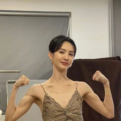 金晨肌肉照图片，金晨的腹肌肱二头肌图片