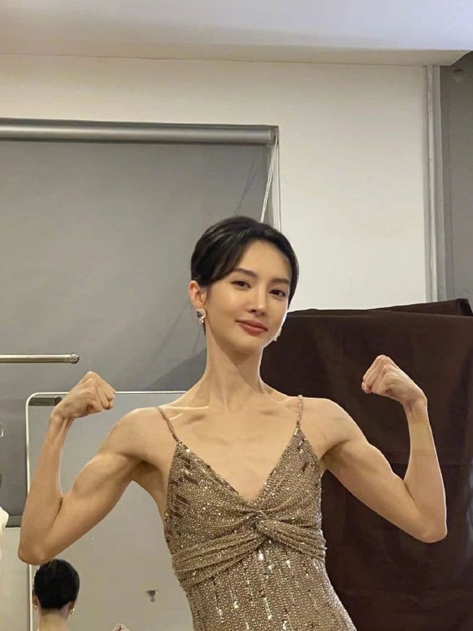 金晨肌肉照图片，金晨的腹肌肱二头肌图片_1