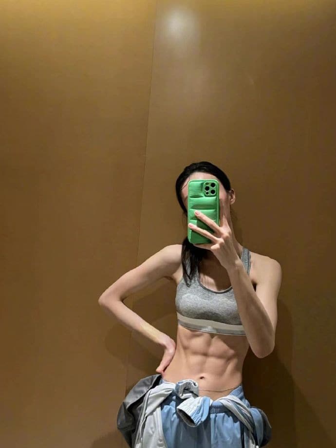 金晨肌肉照图片，金晨的腹肌肱二头肌图片_2