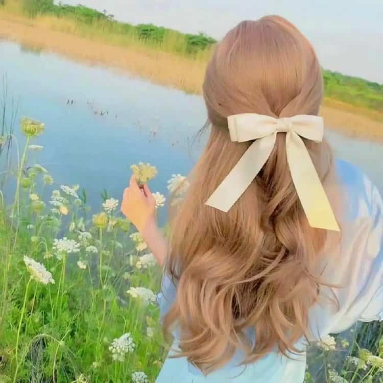 头顶戴白色蝴蝶结的女生背影头像 温柔女生真实照片头像图_2