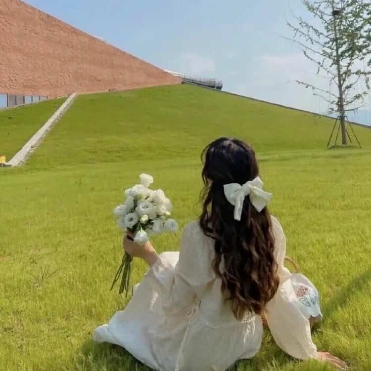 头顶戴白色蝴蝶结的女生背影头像 温柔女生真实照片头像图_3