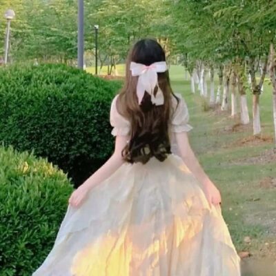 头顶戴白色蝴蝶结的女生背影头像 温柔女生真实照片头像图