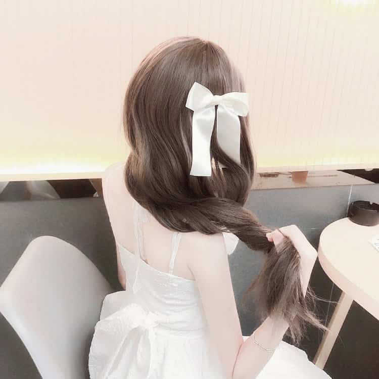 头顶戴白色蝴蝶结的女生背影头像 温柔女生真实照片头像图_6