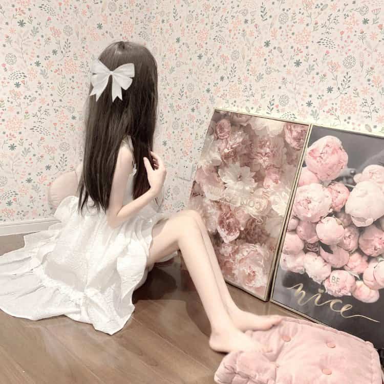 头顶戴白色蝴蝶结的女生背影头像 温柔女生真实照片头像图_8