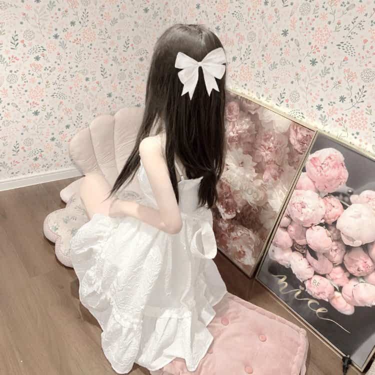 头顶戴白色蝴蝶结的女生背影头像 温柔女生真实照片头像图_10