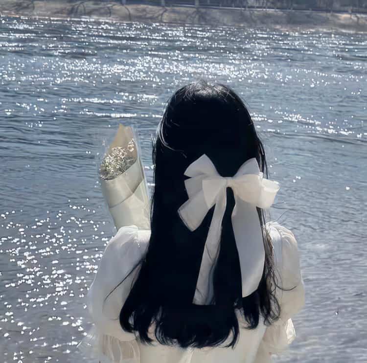 头顶戴白色蝴蝶结的女生背影头像 温柔女生真实照片头像图_14