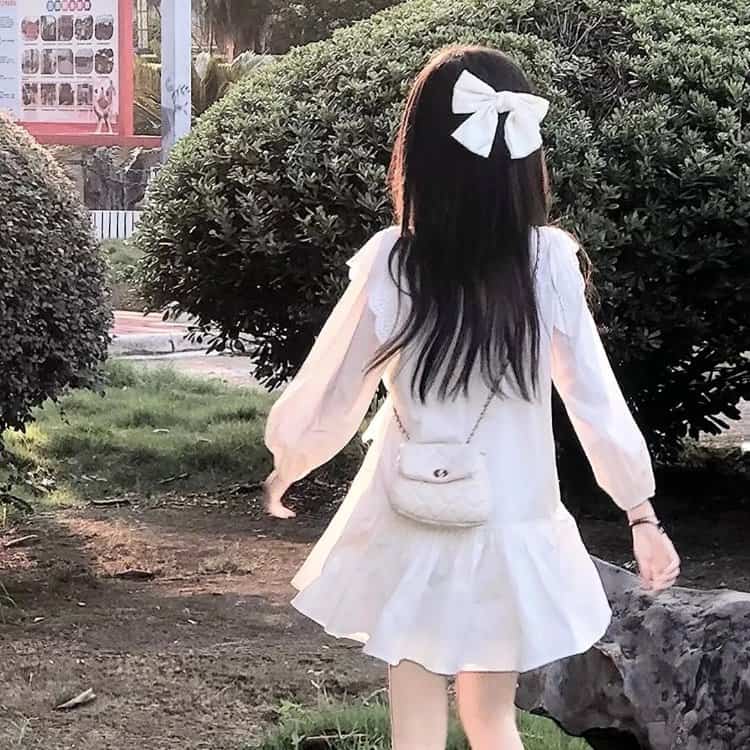 头顶戴白色蝴蝶结的女生背影头像 温柔女生真实照片头像图_15