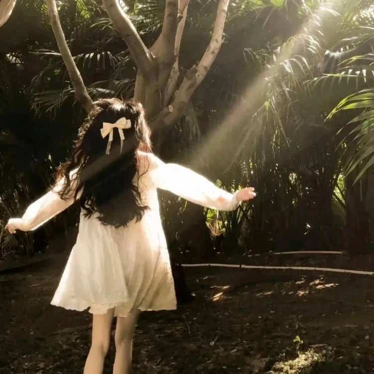 头顶戴白色蝴蝶结的女生背影头像 温柔女生真实照片头像图_16