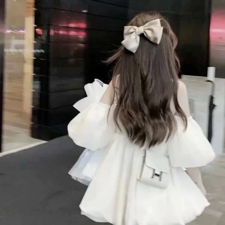 头顶戴白色蝴蝶结的女生背影头像 温柔女生真实照片头像图_17