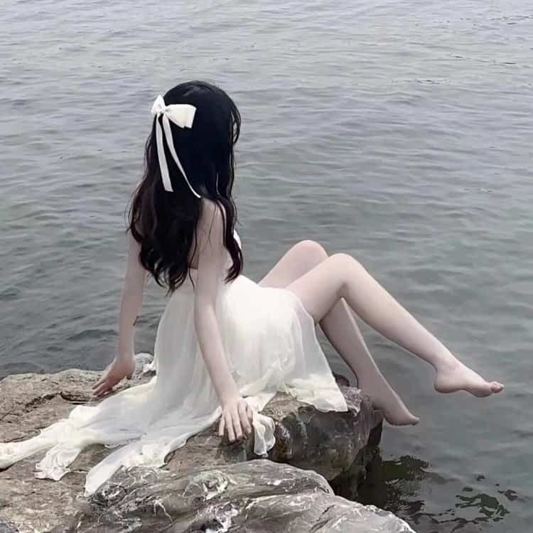 头顶戴白色蝴蝶结的女生背影头像 温柔女生真实照片头像图_18