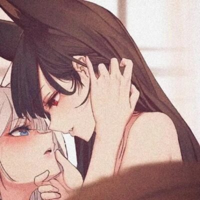 女生和女生亲吻搂搂抱抱头像，女女动漫女头
