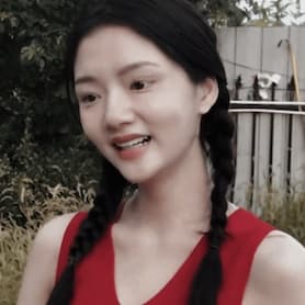 任敏清纯感十足输着麻花辫微笑gif动态图