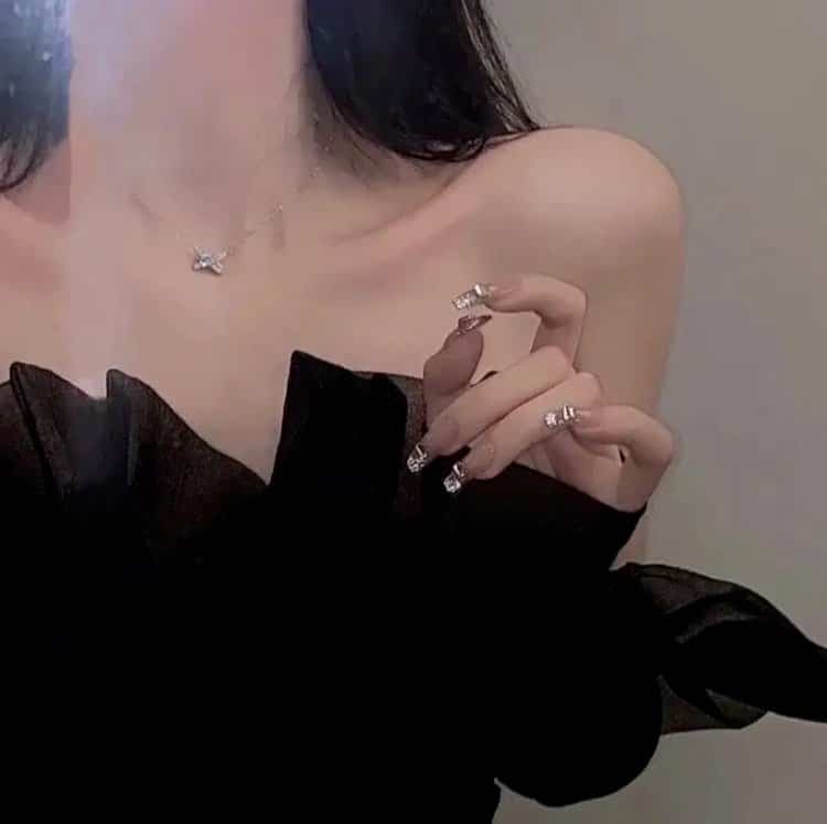 ins氛围感露锁骨女生真实照片微信头像 冷艳个性锁骨控御姐女头_3