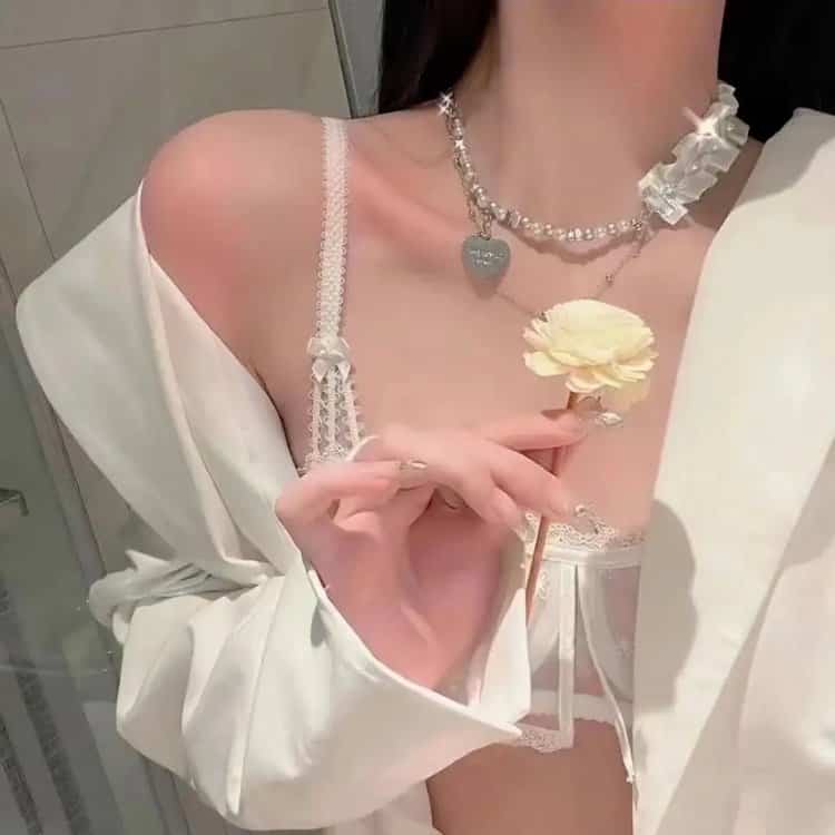 ins氛围感露锁骨女生真实照片微信头像 冷艳个性锁骨控御姐女头_4