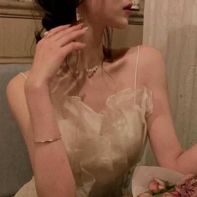 ins氛围感露锁骨女生真实照片微信头像 冷艳个性锁骨控御姐女头_6